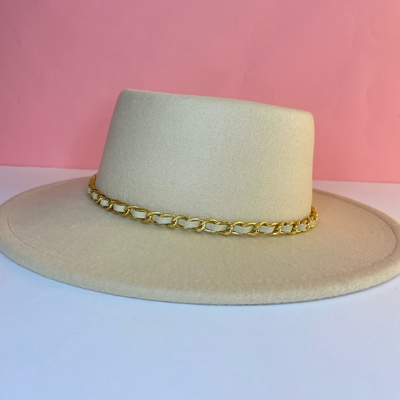 NEW ON TREND FASHION IVORY BRIM HAT GOLD CHAIN ACCENT - Picture 3 of 6